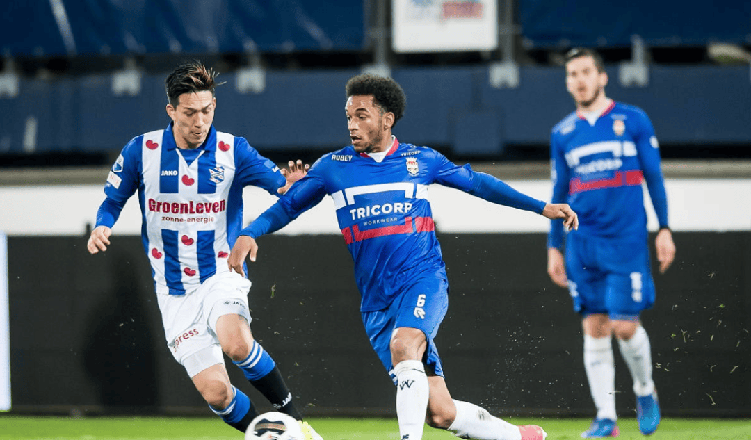 一脚出球时 一脚出球时